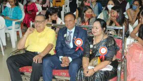 Students receiving certificates – Indian Institute event