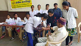 Faculty guiding students during lab experiment – Indian Institute